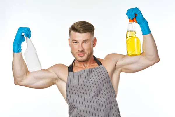 エプロン洗剤をつけたスポーティーな筋肉の男 — ストック写真