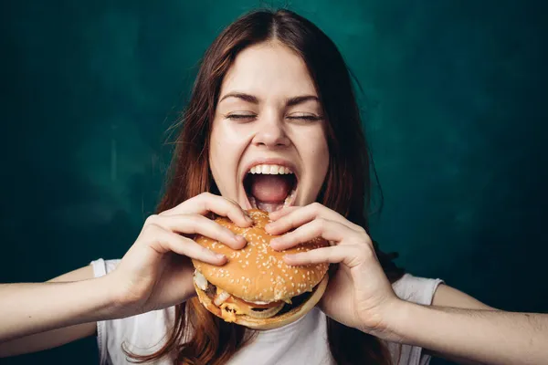 Hamburger yiyen neşeli kadın yakın plan yaşam tarzı — Stok fotoğraf