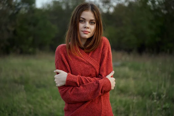 Kobieta w czerwonym swetrze na zewnątrz w polu natura reszta — Zdjęcie stockowe