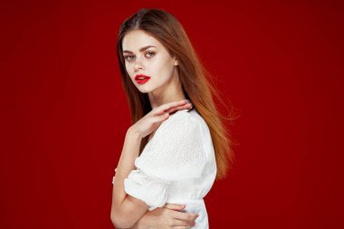 Güzel kadın moda saç stili kırmızı dudaklar izole edilmiş arka plan