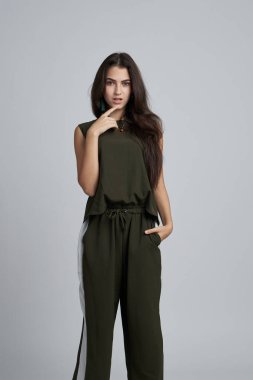 Güzel, esmer, şık bir takım elbise. Moda arkaplanı oluşturuyor.