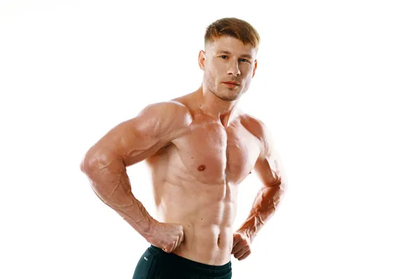 Męski atleta z pompowane w górę muskularne ciało pozowanie fitness — Zdjęcie stockowe