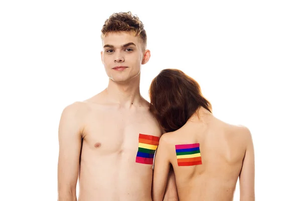 Couple en t-shirts blancs Drapeau lgbt minorités sexuelles transgenres — Photo