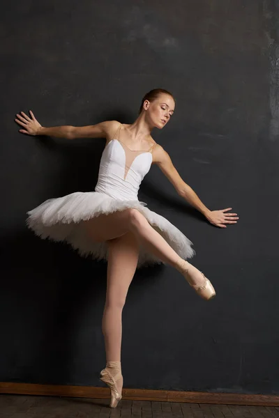Bailarina dança desempenho clássico o fundo escuro — Fotografia de Stock