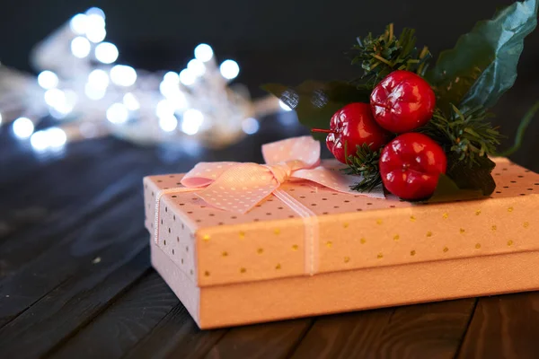 Dárek vánoční box dekorace dovolená dřevěný stůl — Stock fotografie