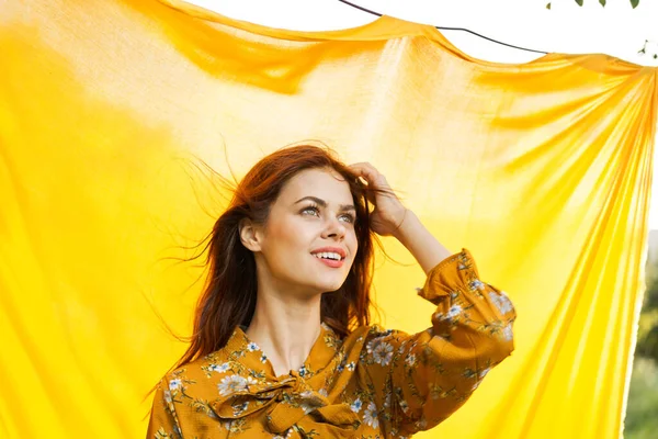 Glad kvinna gestikulerar med händerna gul bakgrund — Stockfoto