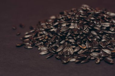 Doğal ürün ayçiçeği tohumları yakın plan yiyecek dağıtıyor.