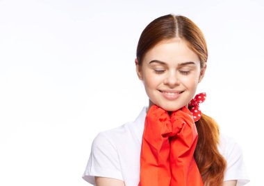 Kırmızı lastik eldivenli temizlikçi kadın eğlenceli ışık arkaplanı oluşturuyor.