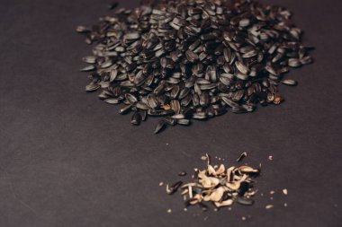 Doğal ürün ayçiçeği tohumları yakın plan yiyecek dağıtıyor.