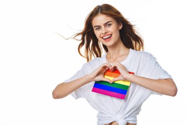Beyaz tişört giyen kadın lgbt bayrak mucidi topluluğu
