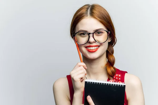 Mulher alegre com óculos vermelho vestido notepad trabalho — Fotografia de Stock
