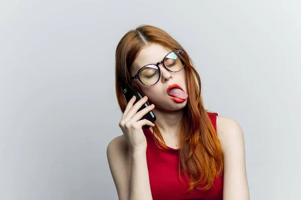 Mooie vrouw met bril praten op de telefoon technologie levensstijl — Stockfoto