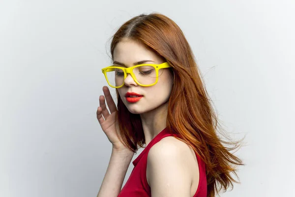 Hübsche Frau gelbe Brille Frisur Mode Nahaufnahme — Stockfoto