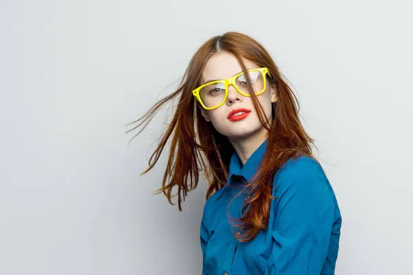 Mujer de negocios en camisa azul con gafas amarillas emociones — Foto de Stock