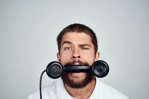 Muž mluví na telefonu retro styl technologie — Stock fotografie
