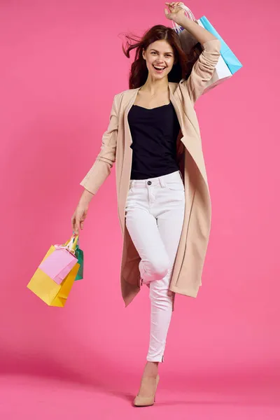 Glad kvinna attraktiv look shopping leende sommar stil isolerad bakgrund — Stockfoto
