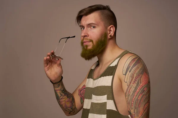 Brutální muž tetování na pažích pózování životní styl forma oříznutý pohled — Stock fotografie