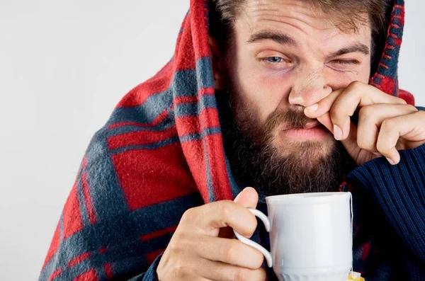 Холодний чоловік з підігрівом ковдри проблеми зі здоров'ям — стокове фото