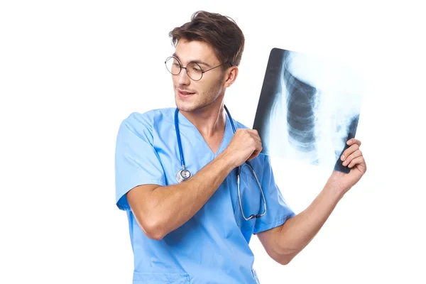 Homem em uniforme médico raio-x diagnóstico estetoscópio trabalho de exame isolado fundo — Fotografia de Stock