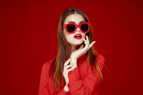 Mujer alegre en una camisa roja gafas de sol Glamor primer plano — Foto de Stock