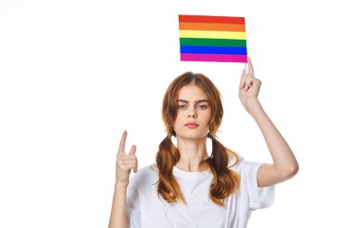 lgbt bayrağı taşıyan kadın cinsiyet değiştirme topluluğunun aydınlık arka planı