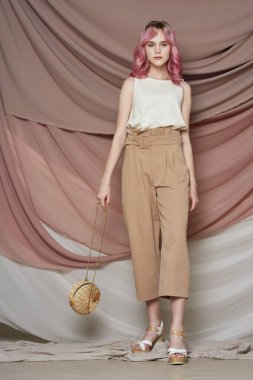 Güzel kadın pembe saç süslemesi yaz tarzı moda.