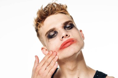 Erkek transseksüel kadın makyaj stüdyosu pozu