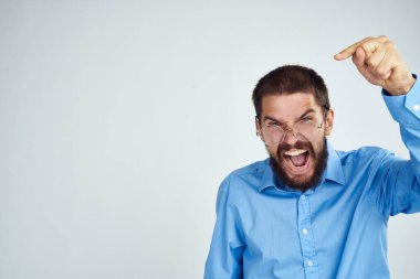 Sakallı adam yöneticisi hafif arkaplan pozu veren duygular üzerinde çalışır