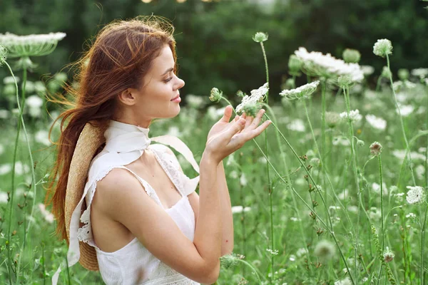 Hübsche Frau im weißen Kleid in einem Feld blüht die Natur — Stockfoto
