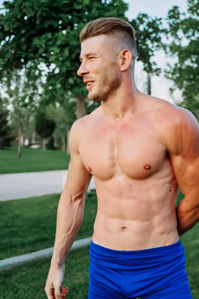 Deportista musculoso hombre con torso desnudo en un parque de entrenamiento —  Fotos de Stock