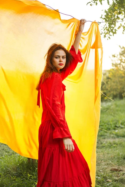 Mooie vrouw natuur geel doek frisse lucht glamour — Stockfoto