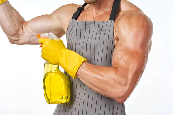 Uomo muscoloso sportivo con detergente pulizia posa — Foto Stock