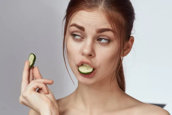 Vrolijke vrouw met komkommers in handen cosmetologie vitaminen gezondheid — Stockfoto