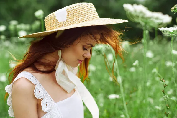 Şapkalı güzel kadın doğa çiçekleri temiz hava. — Stok fotoğraf