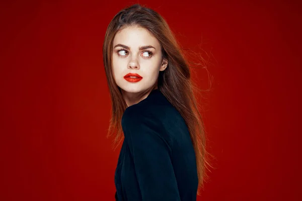 Bonita mulher com lábios vermelhos cabelo vermelho Glamour posando fundo vermelho — Fotografia de Stock