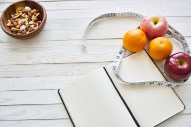 Bantla ölçülen not defteri meyve kahvaltısı beslenme kondisyonu