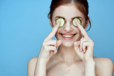 Çıplak omuzlu kadın salatalık vitaminleri sağlıklı mavi arka plan