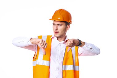 Turuncu üniformalı işçi inşaatta poz veriyor