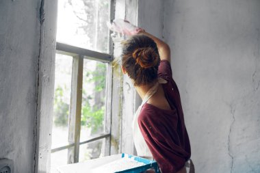 Fırça boyalı pencereli kadın. Ev dekorasyonu.