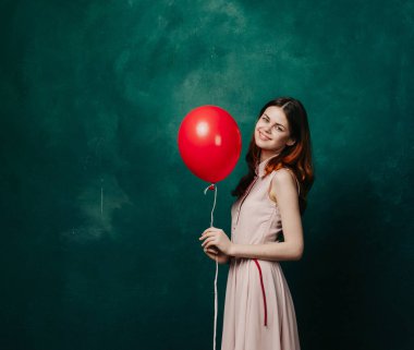 Kırmızı balonlu kadın doğum günü yeşil arka planı