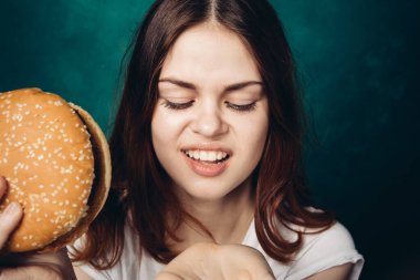 Hamburger yiyen bir kadın.