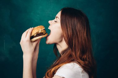Hamburger yiyen neşeli kadın yakın plan yaşam tarzı