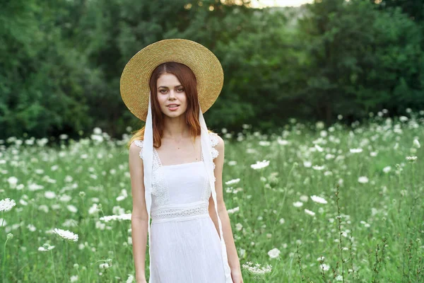 Mujer en vestido blanco flores naturaleza caminar encanto — Foto de Stock