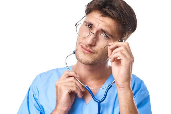 Maschio medico indossare occhiali stetoscopio posa luce sfondo — Foto Stock