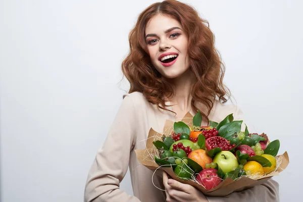 Ritratto di una donna divertente posa bouquet di frutta vitamine isolato sfondo — Foto Stock