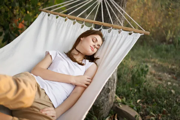 Mulher dormindo na rede ao ar livre lazer estilo de vida — Fotografia de Stock