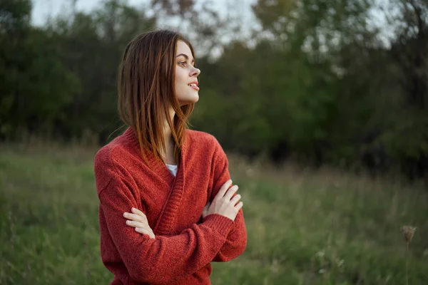 赤いセーターのきれいな女性屋外散歩レジャー — ストック写真