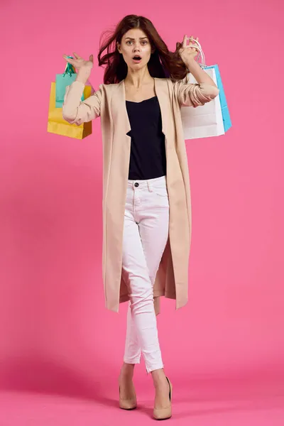 明るい女性マルチカラーパック感情ショッピングファッション隔離された背景 — ストック写真