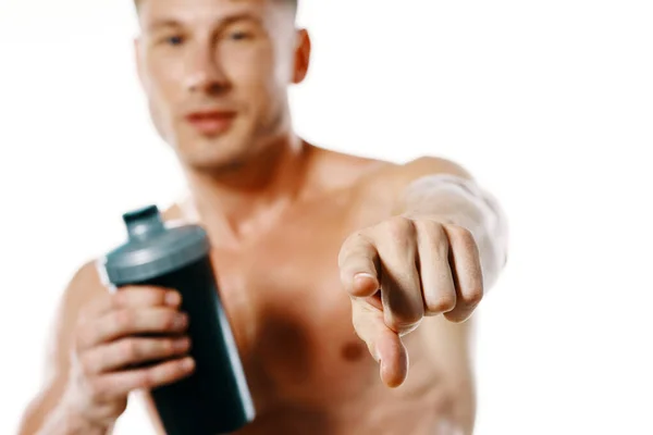 Atletisk man med pumpad överkropp dricka flaska sportspott — Stockfoto