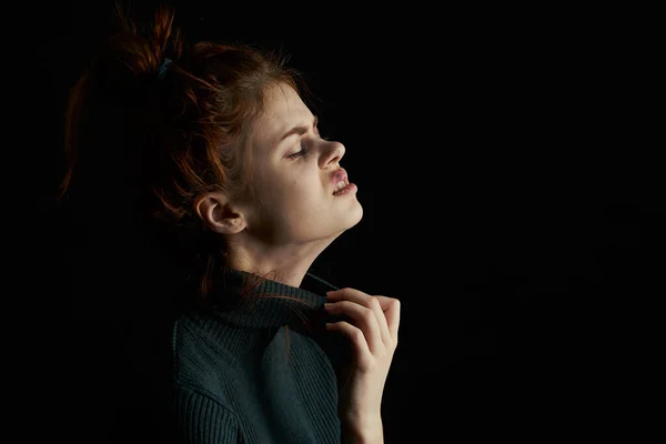 Mujer con botella de alcohol fuma un cigarrillo depresión moretones bajo los ojos emociones — Foto de Stock